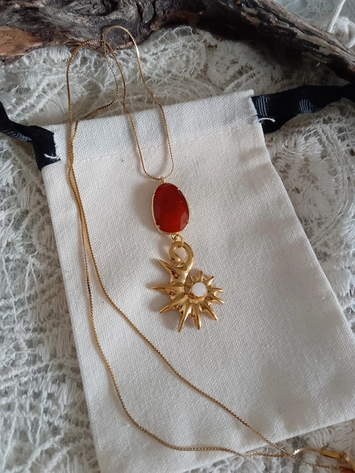 Collier met hoornsteen en maansteen met haan-schelpdier hanger – photo 2